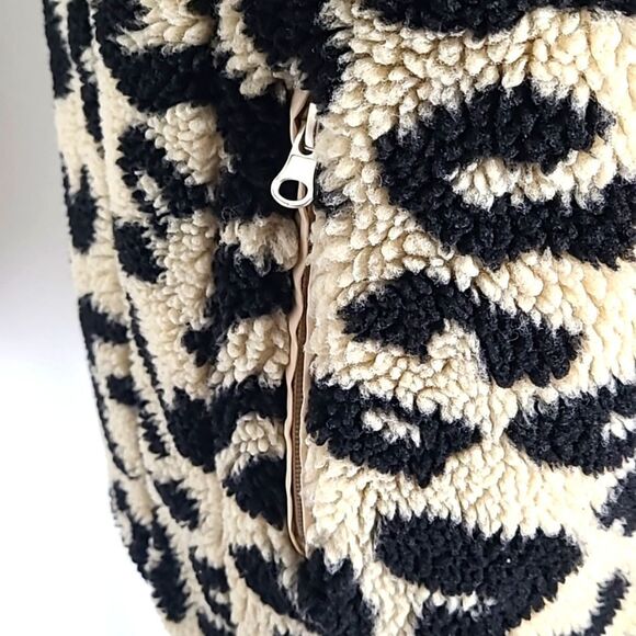 Leopard Sherpa Vest, Zips up the Front, 2 Pockets, Size Medium - Picture 6 of 12